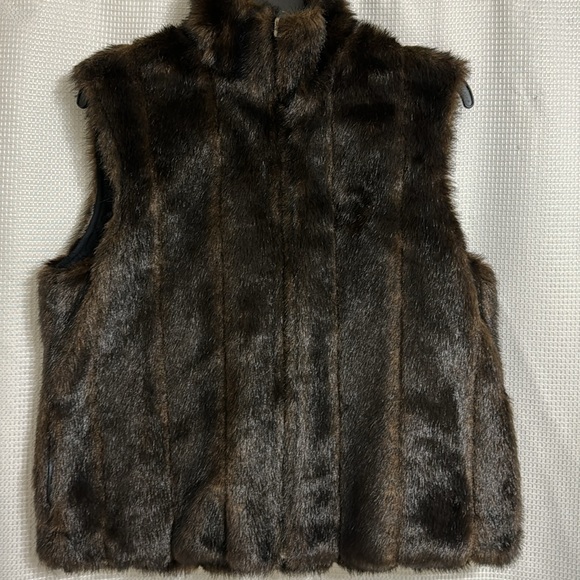 Jackets & Blazers - Vtg unbranded vintage faux fur Vest.
